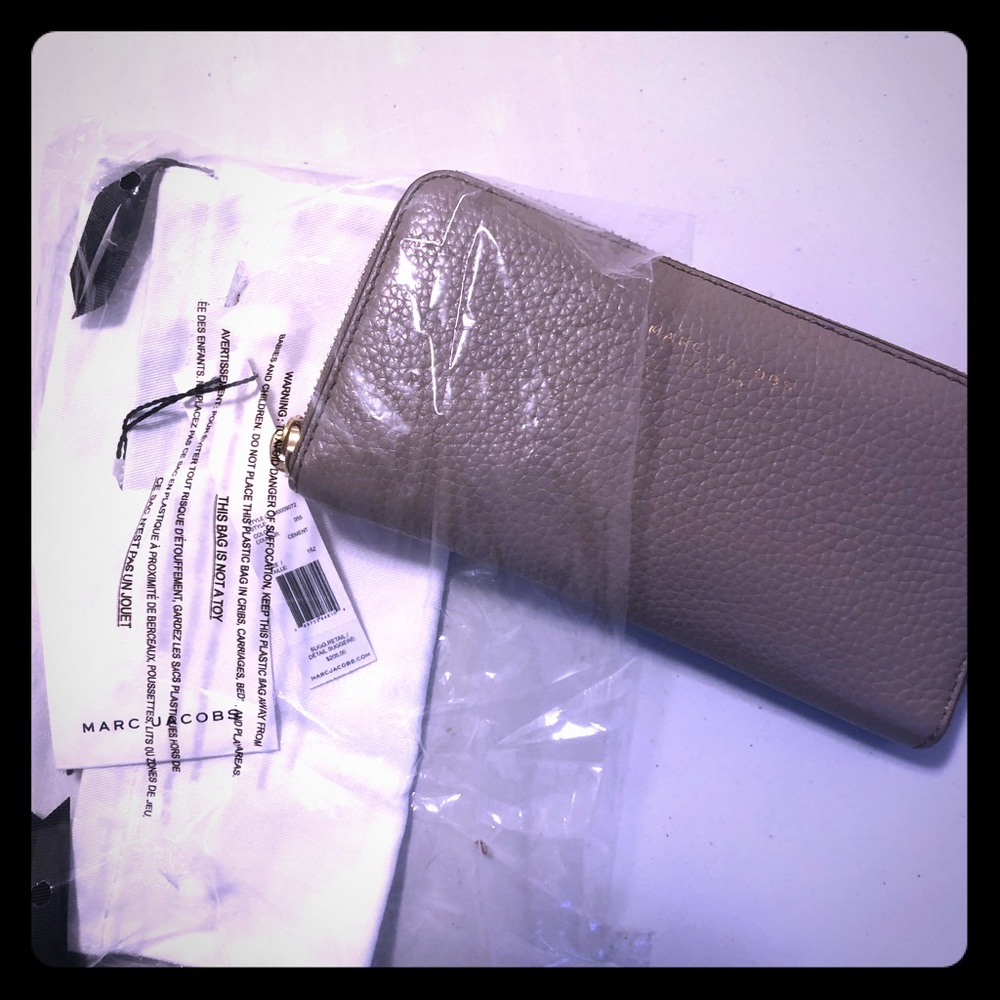 - Marc Jacobs zippy wallet